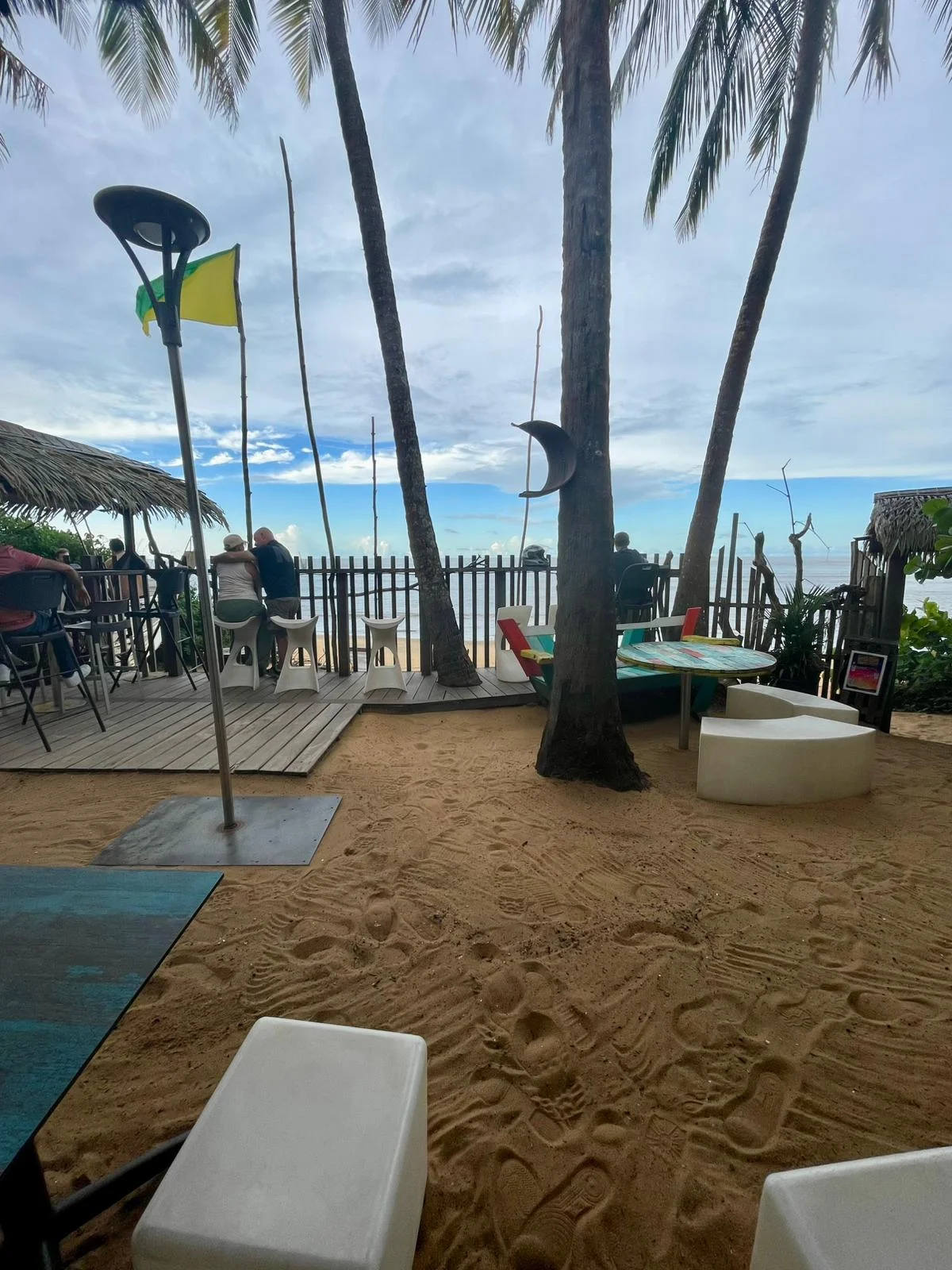 Vue panoramique de la plage et terrasse du Cocosoda