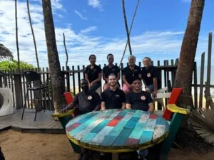 L'équipe du Cocosoda réunie autour d'une table colorée