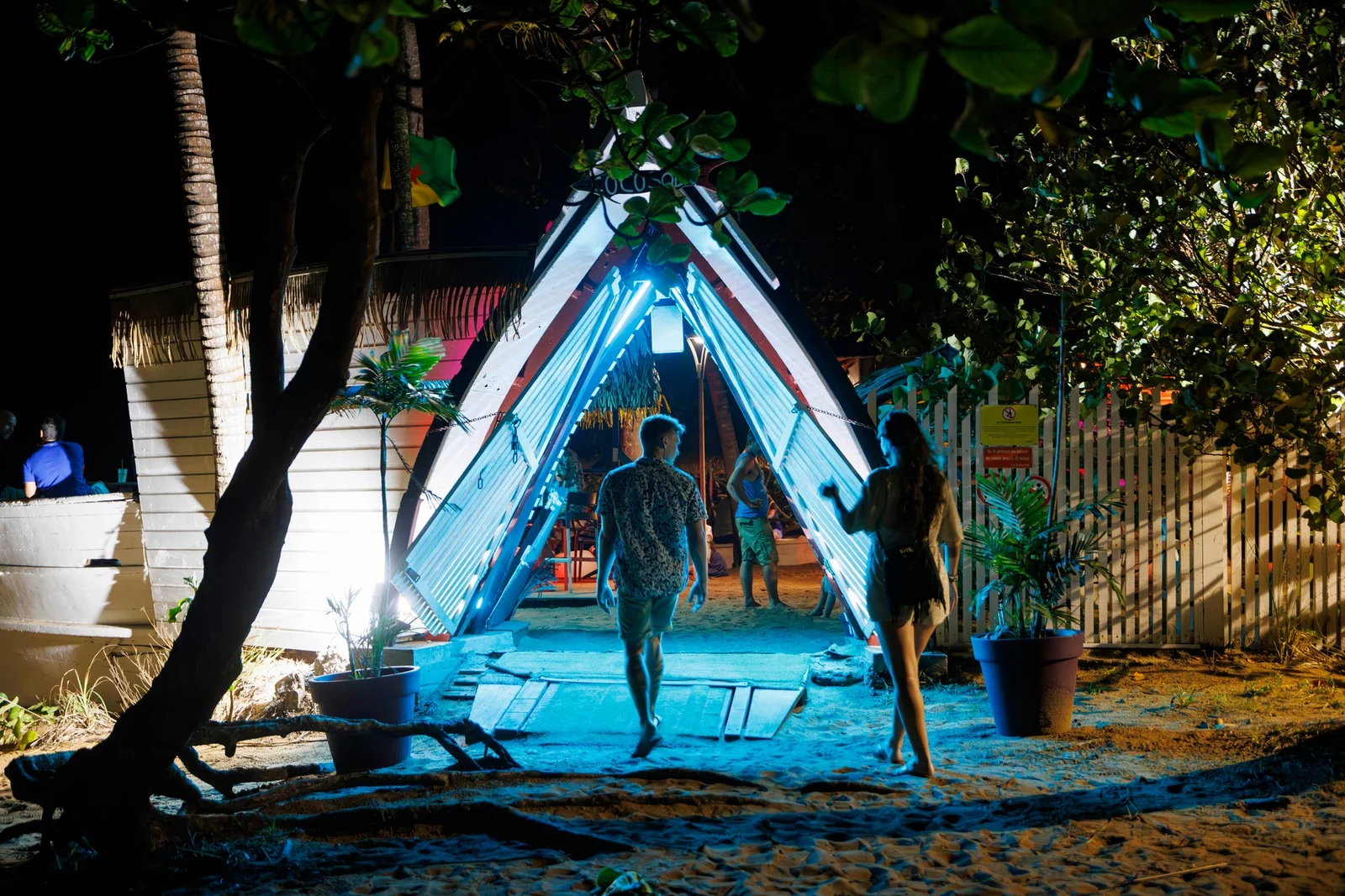 Entrée du Cocosoda de nuit avec néons bleus