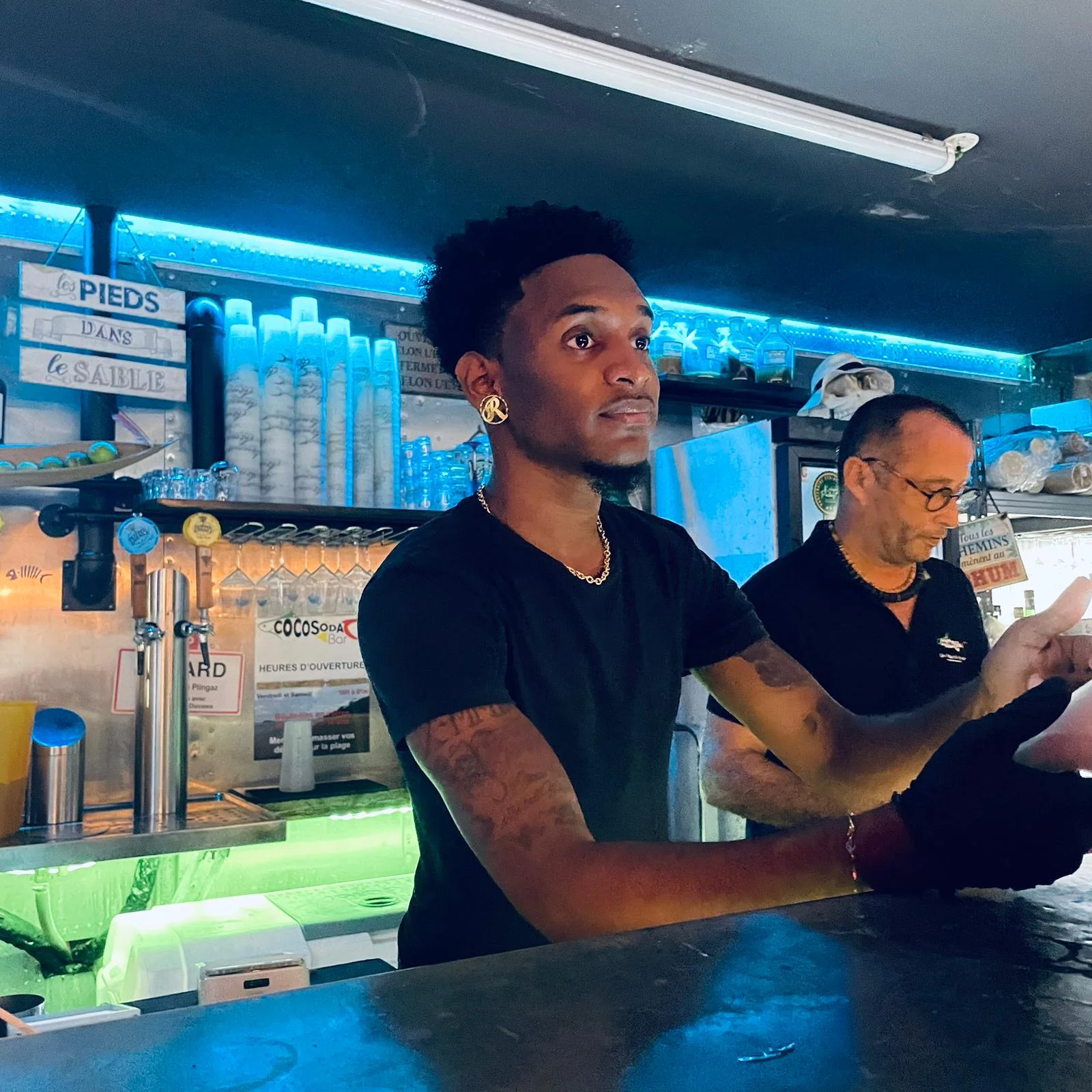 Roy derrière le bar